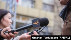 Dozens of media organizations, domestic and international rights groups, Kyrgyz politicians, and lawmakers have urged the government to unblock Radio Azattyk’s websites.