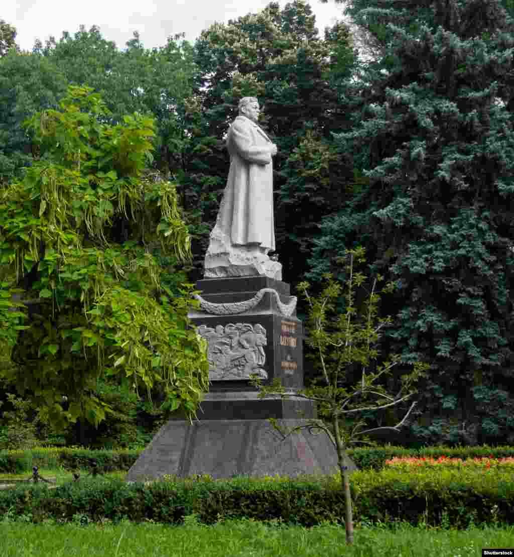 A monument to Soviet military commander Nikolai Vatutin in central Kyiv. The monument was removed in February 2023. 