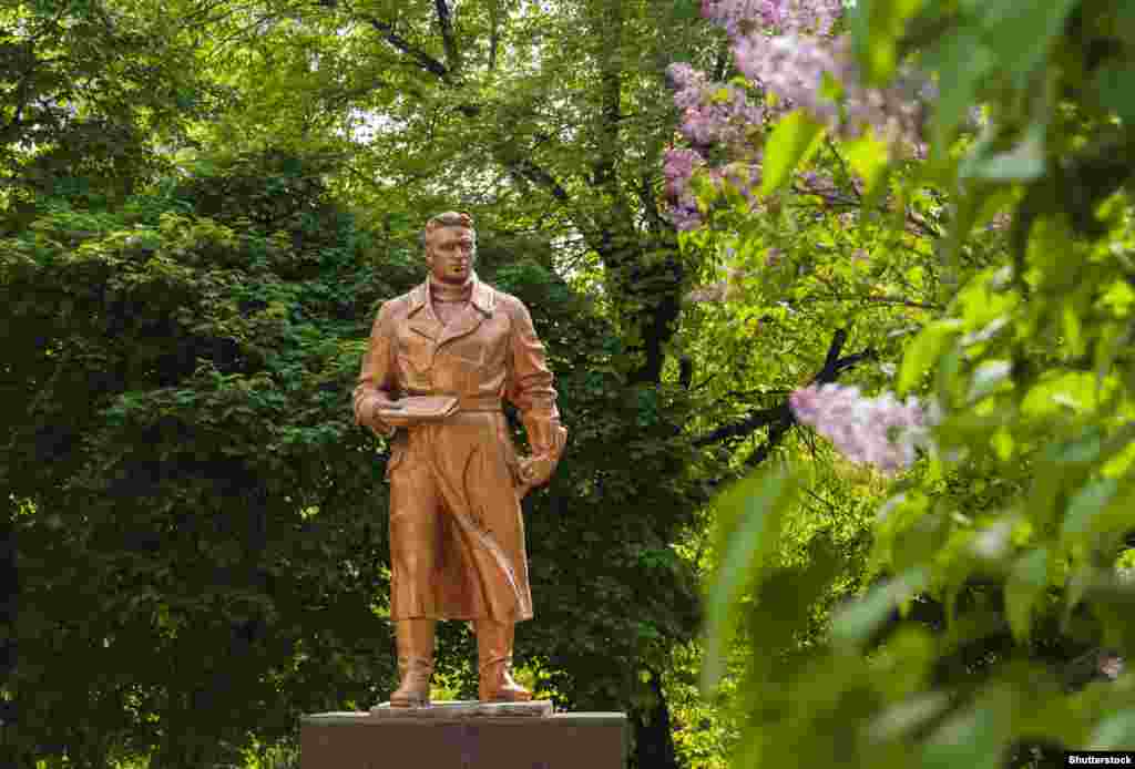 A statue of Soviet test pilot Valery Chkalov in Kyiv in an undated photo. The monument was removed in February 2023. 