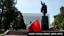 Памятник Ленина на Старой площади в Бишкеке 