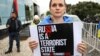 Жінка з плакатом «Росія – терористична держава» на акції у столиці Португалії, Лісабон, 21 квітня 2023 року