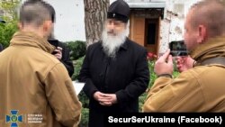 Світлина СБУ, оприлюднена 24 квітня 2024 року щодо оголошення підозри митрополиту УПЦ (МП) Арсенію (Ігорю Яковенку), настоятелю Святогірської лаври