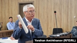 Former Kazakh Culture Minister Arystanbek Mukhamediuly speaks in court on June 16.