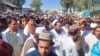 مظاهرچيانو په لاسونو کې لوحې نيولې وې چې ورباندې د سولې د غوښتو شعارونه ليکل شوي ول.