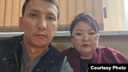 Азаматтық белсенді Абзал Достияров және адвокат Жанар Балғабаева полиция бөлімінде. 22 қыркүйек 2023 жыл.
