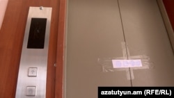 Diňle: Ýaşaýjylar Aşgabatdaky ulanylmaýan liftlerden 'nägile' 
