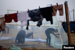 Palestinci prave improvizovano sklonište u novom kampu za raseljene u Rafi na jugu Pojasa Gaze, 5. decembra