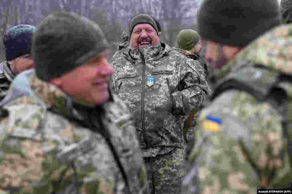 Украинский солдат, принимавший участие в защите Киева, смеётся во время церемонии. «Конечно, нам бы хотелось больше ракет для Patriot и самих этих систем», — сказал Наев, имея в виду более крупные зенитно-ракетные комплексы, поставленные США, которые, по утверждению Киева, использовались, чтобы сбить 10 гиперзвуковых баллистических ракет «Кинжал» во время атаки 2 января