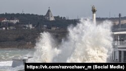Хвилі у Севастополі під час шторму. Крим, 29 листопада 2023 року