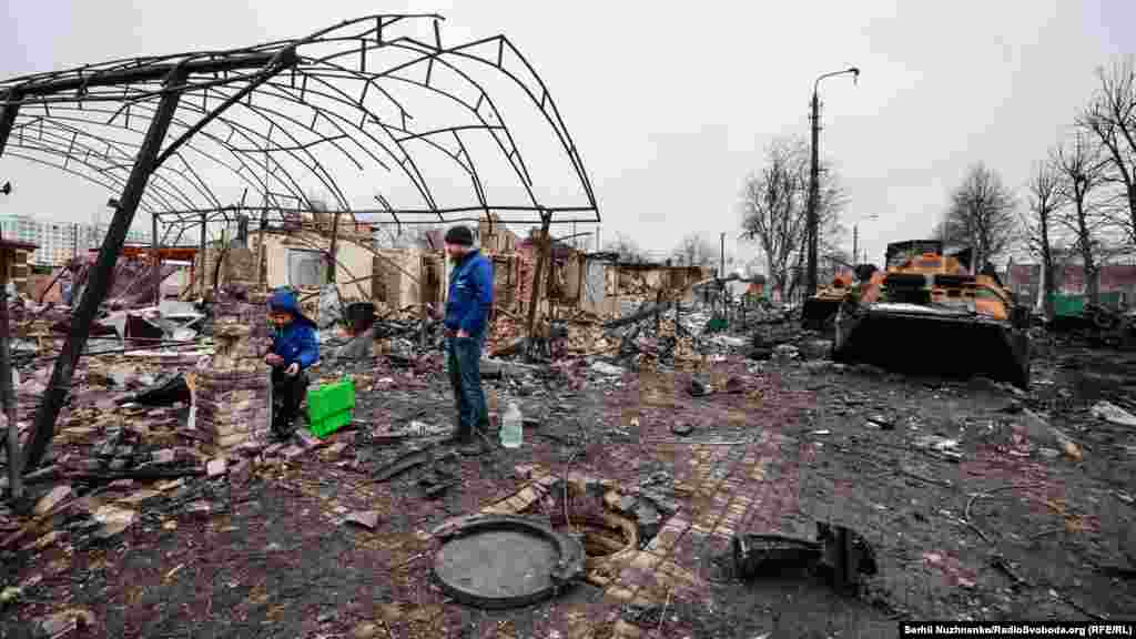 За год вуліцу Вакзальную не пазнаць — амэрыканская некамэрцыйная арганізацыя Global Empowerment Mission (GEM) разам з партнэрамі і ўладамі адрамантавалі 110 будынкаў, прыкладна ў 20 зь іх праведзены больш значныя рамонты, адноўлены вокны і дахі. амаль усюды. Але самае галоўнае, што 12 цалкам разбураных дамоў былі адноўлены з нуля