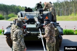 Украинские военные учатся обслуживать танки "Леопард" в рамках миссии EUMAM Ukraine, Германия, 5 мая 2023 года