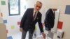 Ministrul Educației, Sorin Cîmpeanu, pare mai preocupat de apa de la robinet dintr-una din puținele grădinițe refăcute cu bani europeni decât de criticile aduse proiectelor de legi ale Educației.