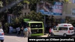 Toshkentning Bobur ko‘chasida 26 iyul kuni mahalliy vaqt 14.50da 11-yo‘nalishda qatnovchi avtobus yo‘l chetidagi daraxtga borib urilishi oqibatida old qatorda o‘tirgan o‘ndan ziyod odam jarohat oldi.