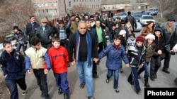 Armenia - Opposition presidential candidate Raffi Hovannisian meets supporters in Ashtarak, 23Feb2013.