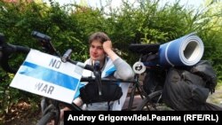 Росіянин, який живе в Італії та подорожує Європою з антивоєнним прапором, архівне фото, 2022 рік