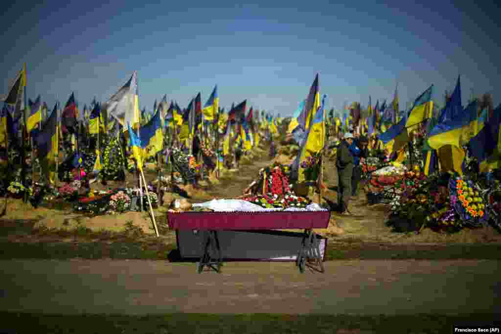 Телото на украинскиот војник Вадим Берегнуј (22) поставено за погреб на гробиштата во Харкив на 17 октомври 2022 година.