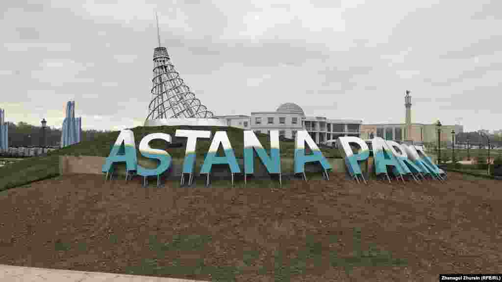 Копия столичного торгово-развлекательного центра &quot;Хан Шатыр&quot; в Парке Астаны, где в последние дни работа идет &quot;ударными темпами&quot;.