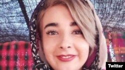 عکسی که از روژین یوسفزاده، معترض بازداشتشده در تهران در شبکههای اجتماعی منتشر شده است