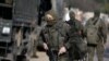 Польські військові допомагають контролювати кордон з Білоруссю. На ньому, з боку Білорусі, сконцентрувалася значна кількість нелегальних мігрантів, яких впустили у Білорусь і допомогли дістатися кордону з Польщею. 