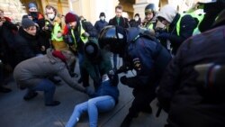 Санкт-Петербургдагы нааразылык акциясынын катышуучусун кармоо учуру. 27-февраль.