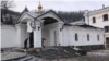 Обстріл російськими військами Святогірської лаври. Донецька область. 13 травня 2022 року. А 1 червня через обстріли загинули двоє ченців та монахиня, ще трьох священнослужителів поранено