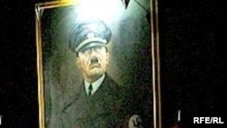 Portret Adolfa Hitlera na zidu u apartmanu Hotela "Mr President"