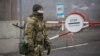 Жінка-військовослужбовець України на КПВВ «Золоте» на Луганщині