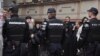 Policija i protivnici Evroprajda koji su hteli da prođu kroz policijske blokade kako bi prisustvovali molitvama u crkvama, Beograd, 22 septembar 2022.