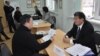 Мигранты на консультации в Международный день мигрантов в Шымкенте. Иллюстративное фото.