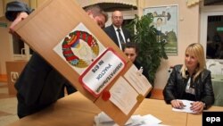 Шайлоо комиссиясы добуштарды эсептөө алдында. Минск, 23-сентябрь, 2012.