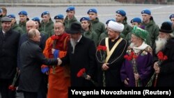 Путин с духовными лидерами у памятника Минину и Пожарскому, ноябрь 2019 г.