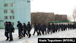 Казакстанда Жаңы-Өзөн шаарындагы тополоң боюнча иш сотко өттү.