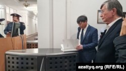  Оппозиционный политик Жасарал Куанышалин (справа), марафонец Марат Жыланбаев (второй справа). Астана, 22 сентября 2022 года 