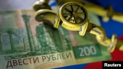 Vladimir Putin a cerut gigantul energetic de stat Gazprom să găsească o soluție și să treacă la plăți în ruble pentru gazul rusesc, după ce Uniunea Europeană a impus sancțiuni în cazul mai multor bănci din Rusia, inclusiv pentru Banca Centrală a Rusiei. 