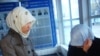 Студентки Атырауского государственного университета в платках стоят в коридоре вуза. Атырау, 12 ноября 2010 года.