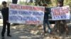 "Ата-Журт" фракциясынын депутаттарынын жактоочулары УКМК имаратынын алдында, 4-октябрь, 2012-жыл. 