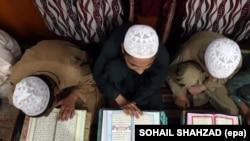 حکومت وايي، د لسګونو مدرسو واک یې په لاس کې اخېستی او هیله لري له خړ لېسټه ویستل شي. 