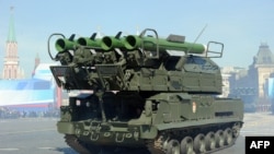 Россия – Российский зенитно-ракетный комплекс «Бук-2М» на Красной площади в Москве во время военного парада по случаю Дня Победы, 9 мая 2013 г.