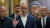 Zvaničnici Srpske liste u razgovoru sa medijima u hodniku Skupštine Kosova, avgust 2025.