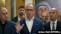 Zvaničnici Srpske liste u razgovoru sa medijima u hodniku Skupštine Kosova, avgust 2025.