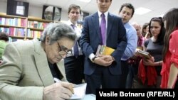 Aureliu Busuioc, la una din ultimele sale întîlniri cu cititorii la Librăria Cartier, în mai 2012 
