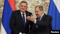 Як йдеться в звіті, Сергій Лавров (праворуч) заявив, що вони з Мілорадом Додіком зустрілися на 30-ту річницю підписання Дейтонських угод