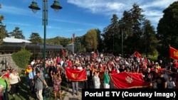 Ispred Cetinjskog manastira obilježena četvrta godišnjica demonstracija zbog ustoličenja mitropolita Srpske pravoslavne crkve Joanikija, koje su završene intervencijom policije 