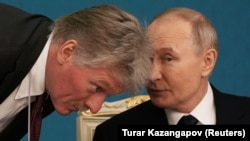 Казахстан - Владимир Путин, претседател на Русија (десно) и Дмитриј Песков, портпарол на Кремљ(лево), 27 ноември 2024 година.