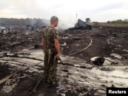 Separatist înarmat la local prăbușirii avionului Malaysia Airlines Boeing 777 lângă satul Grabovo in Donețk, 17 iulie, 2014.