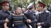 Тополоң салган митингчилерди кармоо. Бишкек, 3-октябрь, 2012.