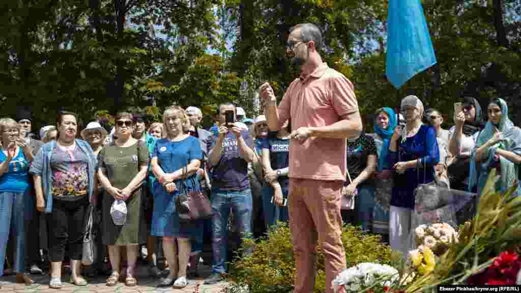 Першим перед присутніми виступив активіст кримськотатарського національного руху Наріман Джелял. У своїй промові він закликав не забувати про трагедію 18 травня. Саме в цей день 75 років тому з півострова був відправлений перший ешелон кримських татар