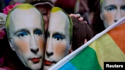 Изображение Владимира Путина с накрашенными губами и ресницами внесено в России в список запрещенных «экстремистских материалов»