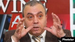 Armenia -- Former prime minister Hrant Bagratian at a press conference in Yerevan, 24Feb2010