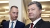На той час позафракційний народний депутат України Петро Порошенко (праворуч) і медіа-бізнесмен Борис Ложкін на художній виставці «За версією Forbes» у Києві, 3 липня 2013 року